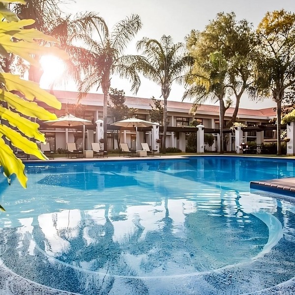 Ultimate Relaxation! Outdoor Pool, Spa, Airport Shuttle and FREE Parking!