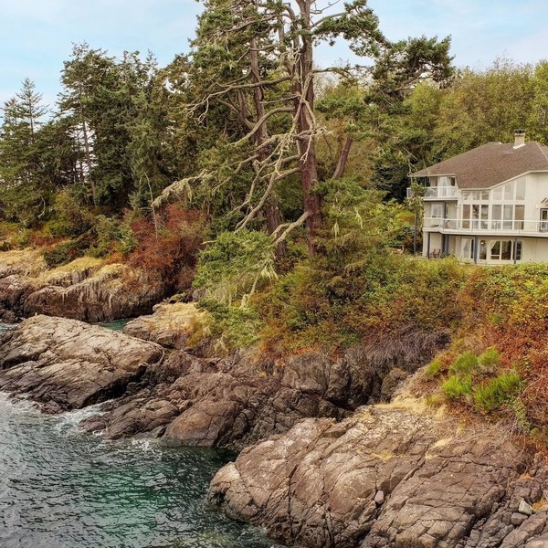 Unforgettable Oceanfront House on Vancouver Island