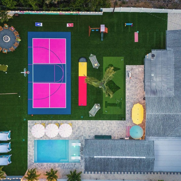 Unique 6 BR Ice Cream Villa, Heated Pool, 15mins to Clearwater Beach, Pickleball