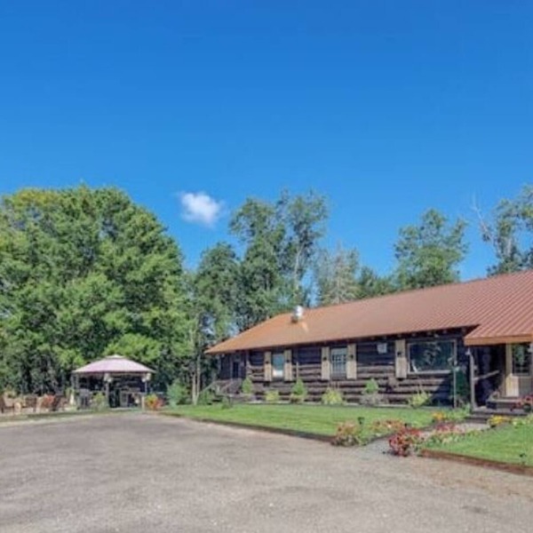 Unique and charming, exquisitely themed Log Cabin