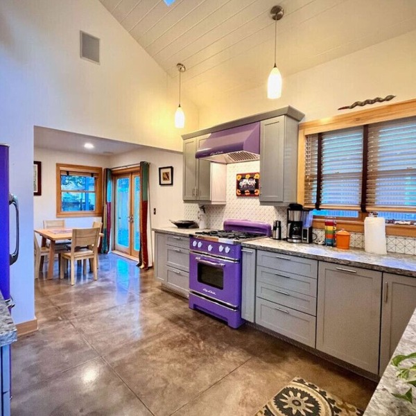 Unique Downtown Cottage - Modern & Peaceful