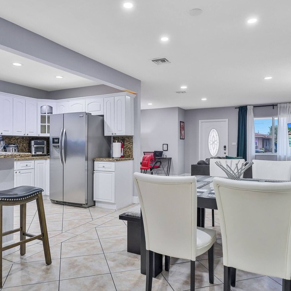 Unique Escape GameRoom! Bar, BBQ, Spacious, and Near Beach