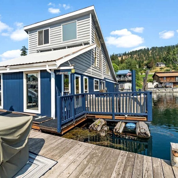 Unique Floating Home on Lake Pend O'reille near Coeur d’Alene, Perfect for a Weekend on the Water