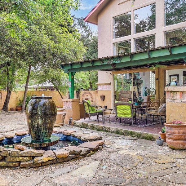 Unique gated Villa with hot tub, mins from Lake Travis! Discounted boat rentals!