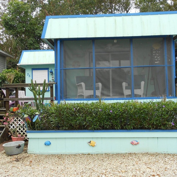 Unique Houseboat on Dry Lot-Perfect Romantic Getaway Or Family Friendly & Pet OK