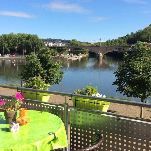 Unique location directly on the Moselle and cycle path.
