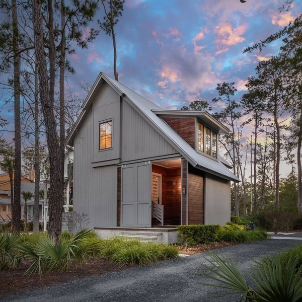 Unique Modern Cottage w/Firepit, Close to Moreland Amenities