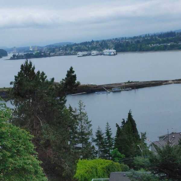 Unique Ocean View Retreat, Open Concept, Loft Style- Near Departure Bay Ferries