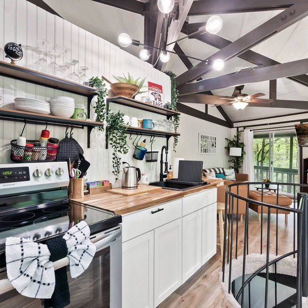 Unique octagon treehouse chalet, panoramic forest views, hot tub