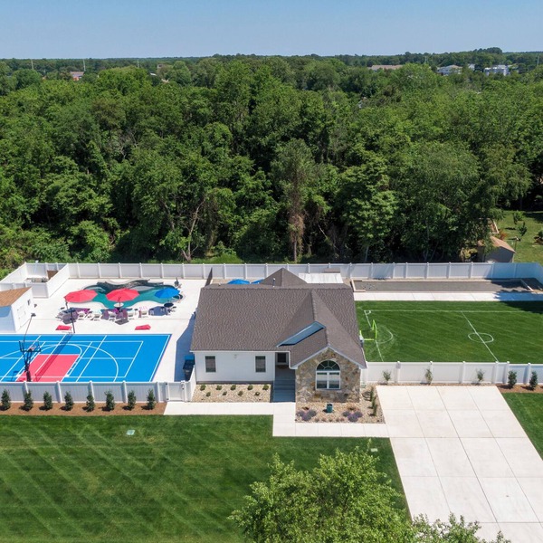 UNIQUE! PRIVATE POOL, HOT TUB-BBALL, PICKLEBALL, BOCCE COURTS! Rehoboth Bch