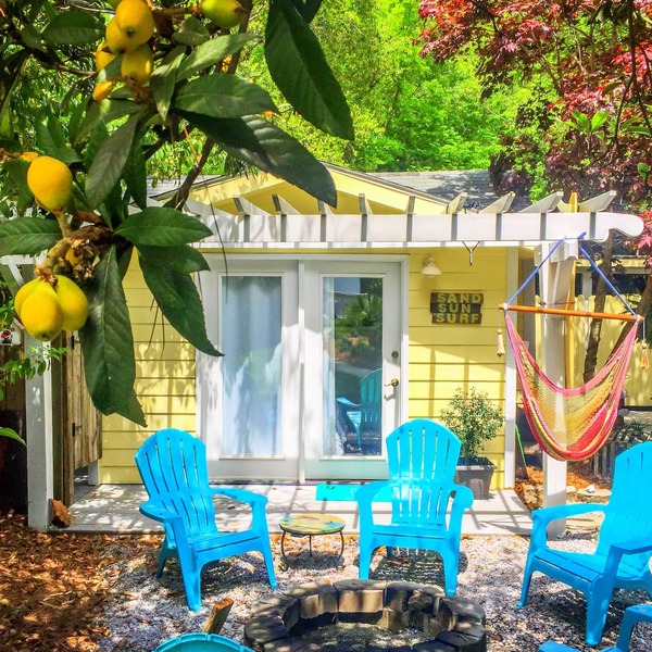 Unique Romantic Beach Style Cottage close to Folly Beach & historic Charleston!