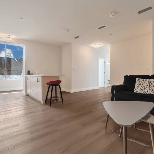 Unit 6 - Modern Fully Furnished 3 Bedroom Apartment