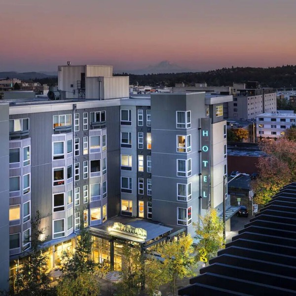 University District Stay | 1 King Bed | Near Roosevelt Way