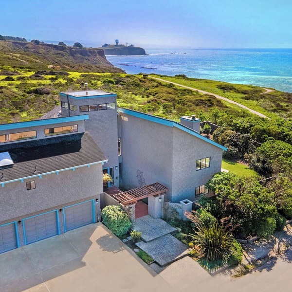 Unmatched Ocean, Beach, and Mountain Views – Family-Friendly Retreat.