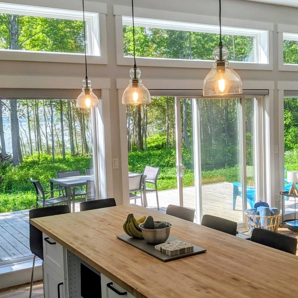Unwind at BasinView Retreat: Luxe Waterfront Cottage with hot tub & beach access