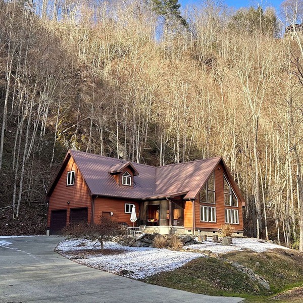 Unwind by the River: Serene Cabin Getaway near Asheville and Hot Springs, NC