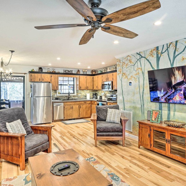 Unwind Fireside: Serene Murphy Escape w/Hot Tub!