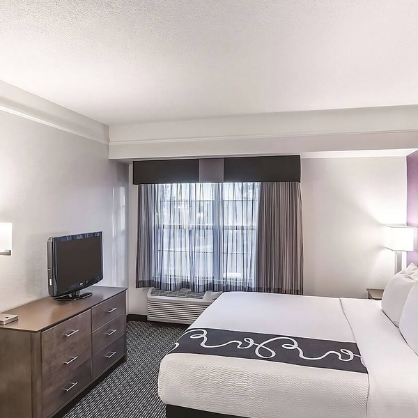Unwind in a Spacious Hotel Room w/Pool, Hot Tub - Ideal for Outdoor Fun