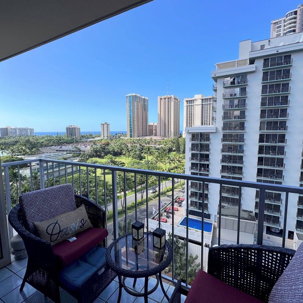 Updated 1-bedroom condo in Waikiki with AC and parking