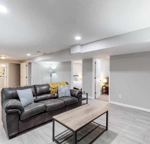 Updated 6 King Bed Home Large Yard 4 TV & Garage