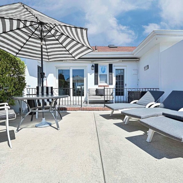 Updated A-Zone Beach Block+, 2 Bedroom, 2 Bath, Sleeping 6,