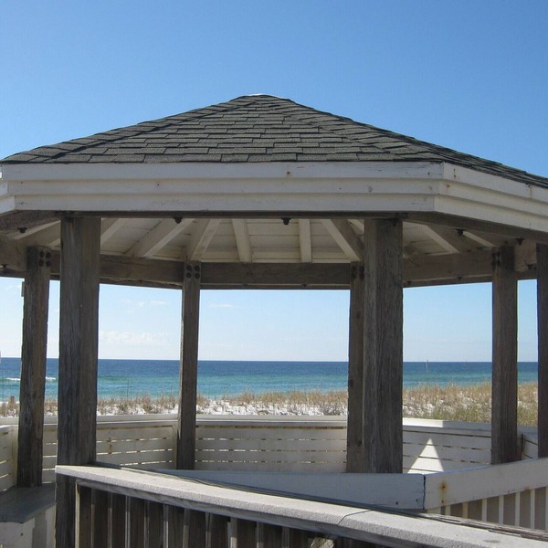 🏝️Updated Beach Townhome ~ Steps to the beach & pool with "Free Beach Service"🏖️