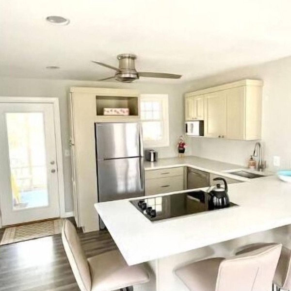 Updated, bright, and peaceful cottage in Lakeside