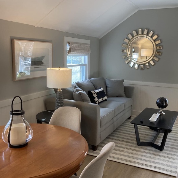 Updated Carriage House Apt - Centrally Located
