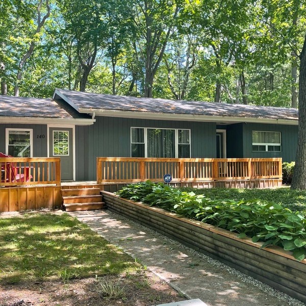 Updated Cottage in Southcott Pines, Grand Bend. Steps to Sun Beach