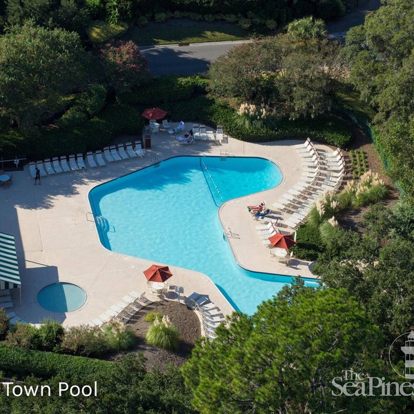 Updated end-unit Villa w/Golf views, Sleeps 6, steps from Harbour Town