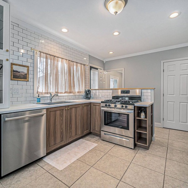 Updated Modern & Spacious 2 bed Apartment Near Everything!