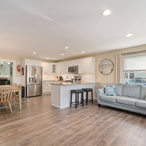Updated open concept beach house. 1.5 blocks to bay beach and Harpoon’s!