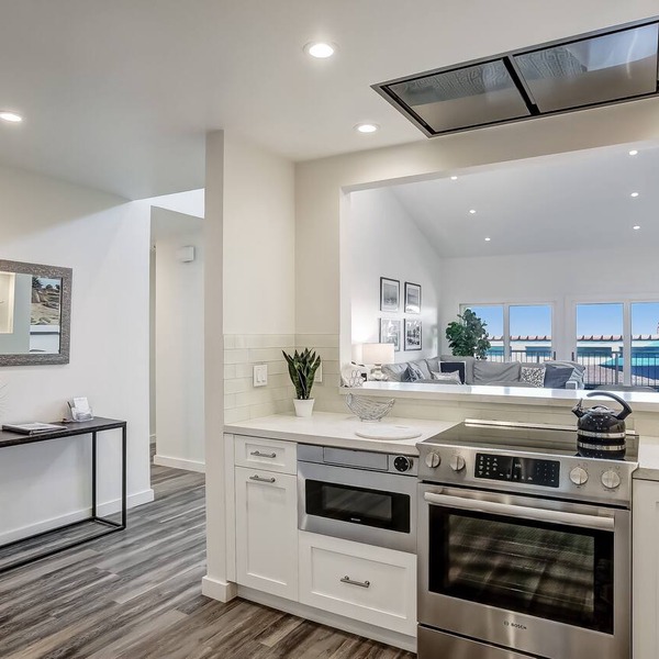 Updated Penthouse! Steps from the sand at Leadbetter Beach, pool, spa, BBQ and more!