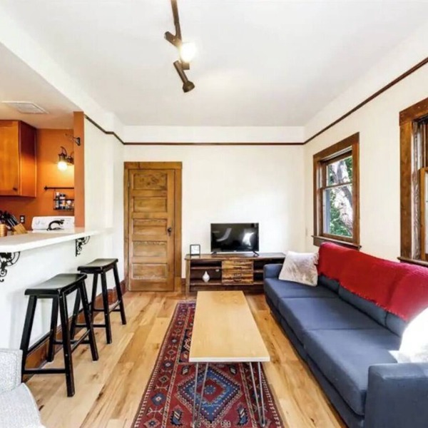 Upper Apartment in Classic Craftsman Home Duplex