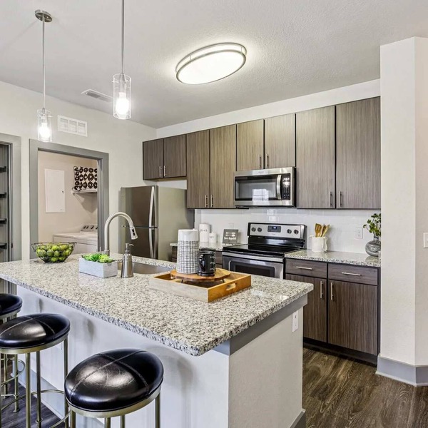 Upscale 2 BR with Pool, Gym and Nature Trails