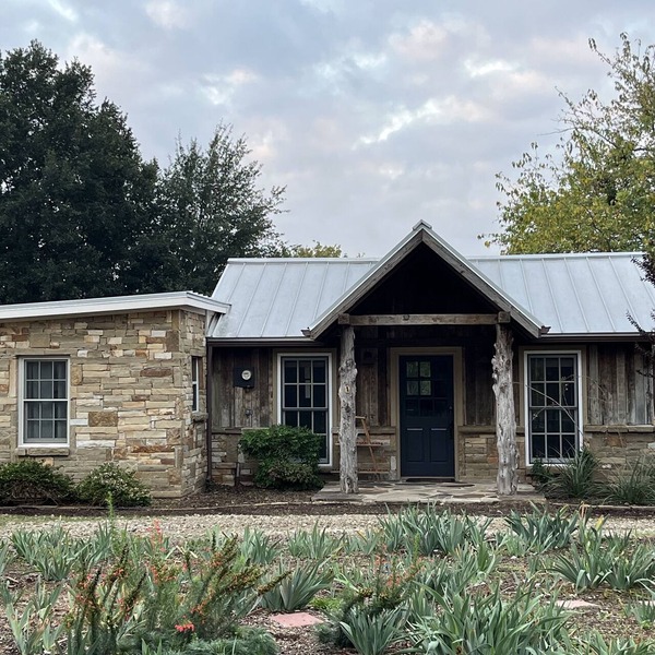 Upscale cottage on a farm in the middle of the city. Six miles to DFW airport.