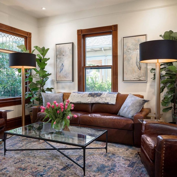 Upscale Downtown home. Walk to Beach, Bars, and Shops