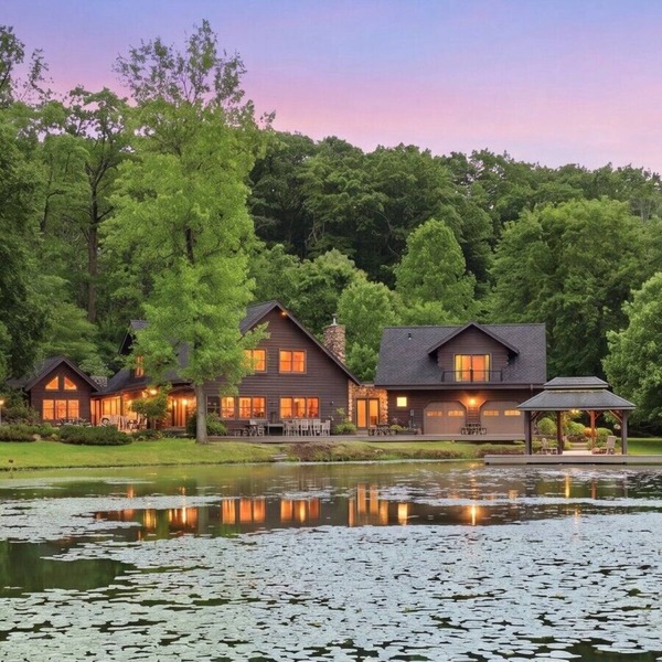 Upscale log cabin w/20` ceilings, indoor hot tub & King beds