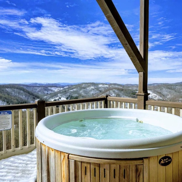 Upscale mountain retreat w/hot tub and WOW VIEWS!