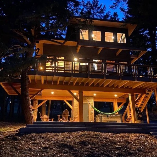 Upscale Treehouse Escape - Hot Tub & Mountain Air