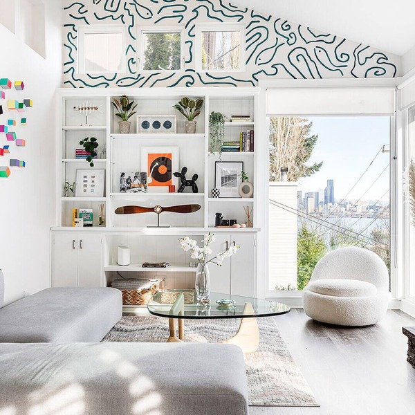 Urban Oasis: Bright Loft with City View Near Ferry