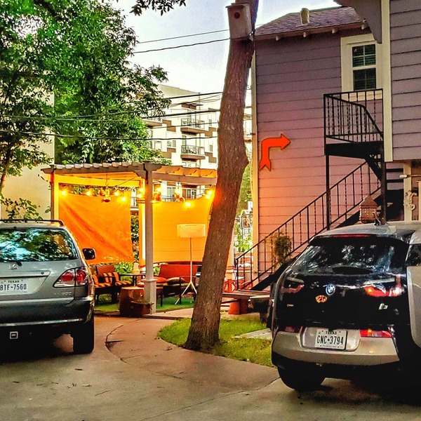 UT Downtown Eco Private Carriage Pecan Tree House Free Wifi Wired Internet