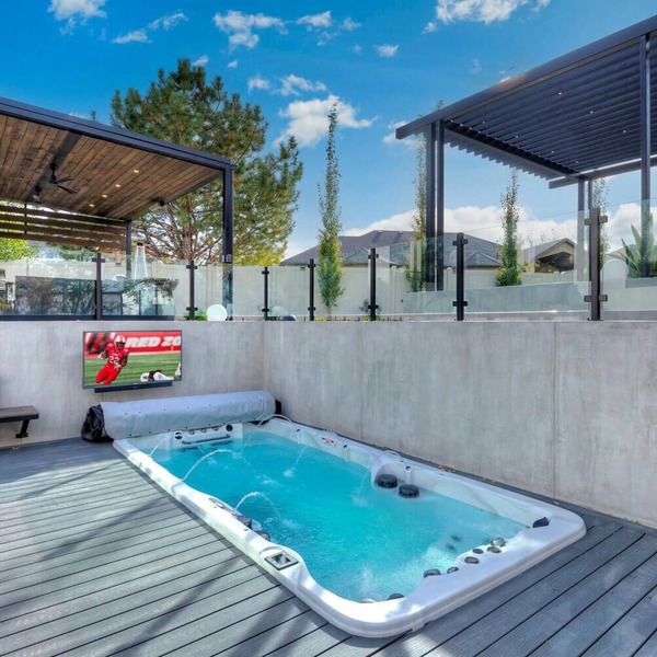 Utah Luxury Getaway ~ Swim Spa, Saunas, Fire Lounge & Gym nNear Skiing & Airport