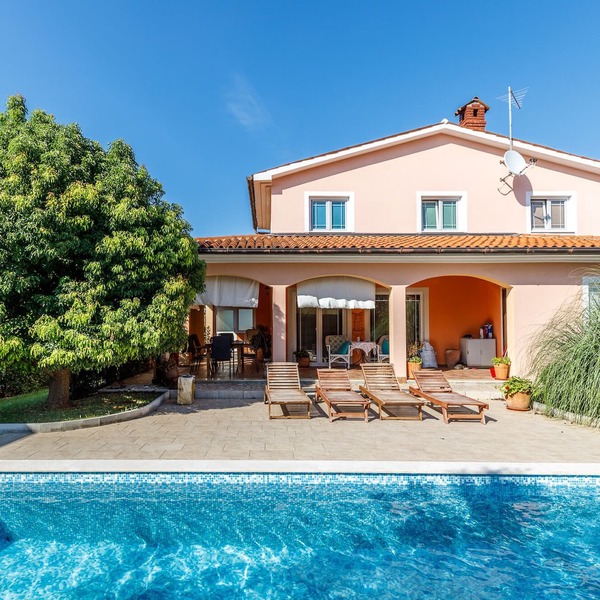 Vacation home with private pool Villa Brioni 1