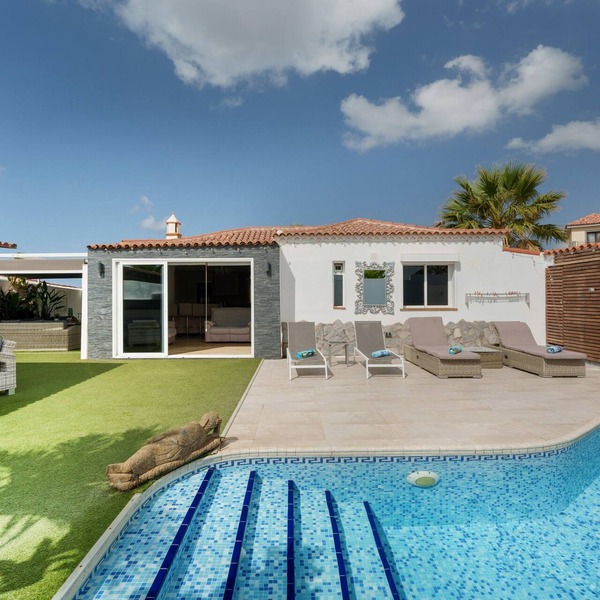 Vacation Villa 'Casa Zara' with Sea View, Wi-Fi and Air Conditioning