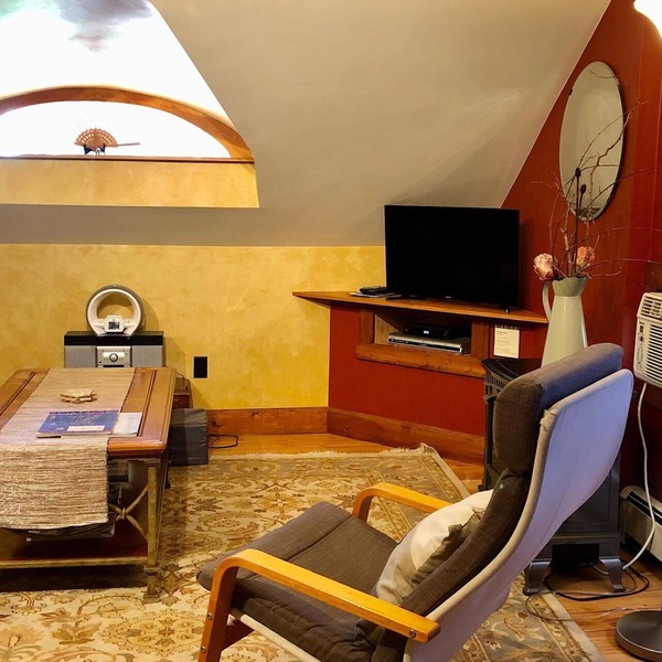 Valhalla Suite – Cozy, Eclectic Studio in Downtown Nelson