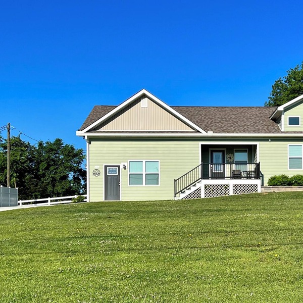 Valley View, Easy Accessible 2 min to Parkway with AC, WiFi, Hot Tub