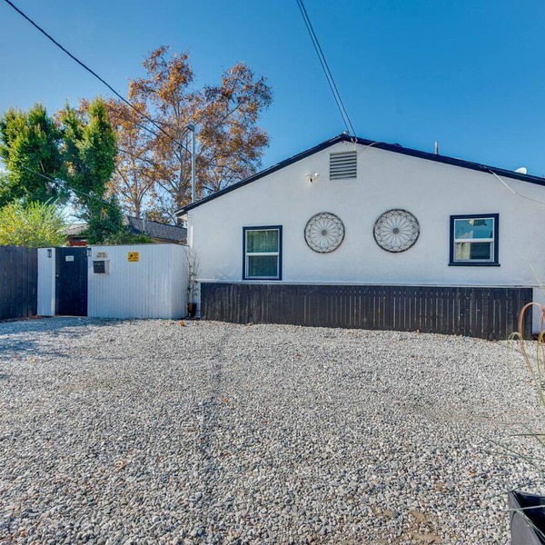 Van Nuys Abode w/Patio, 7 Mi to Universal Studios