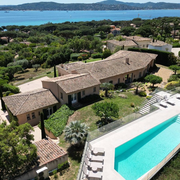 Vast prestigious property, 3 houses with 700 m² of living space, panoramic sea view