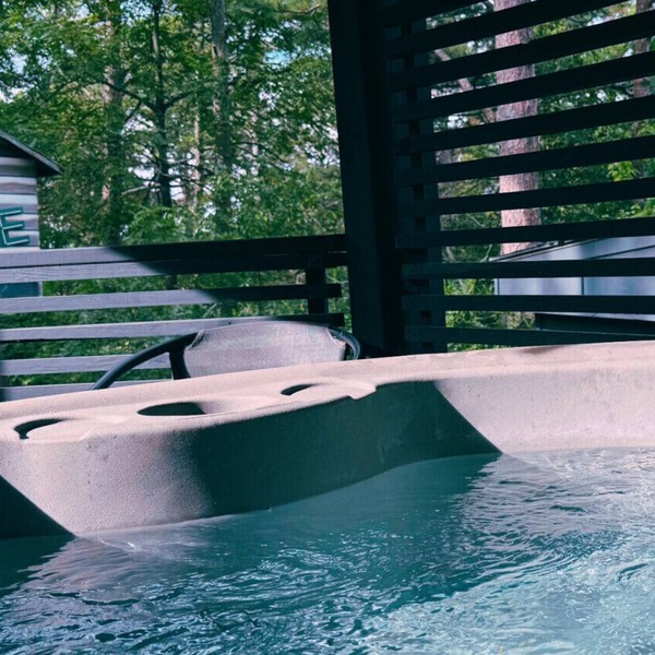 Very Nice Retreat on 2 levels, Hot Tub, Outdoor Kitchen, Spacious